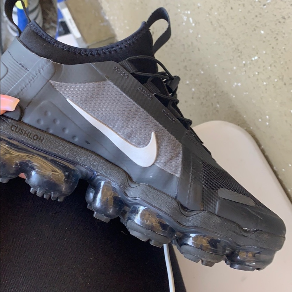 Woman’s black vapor max